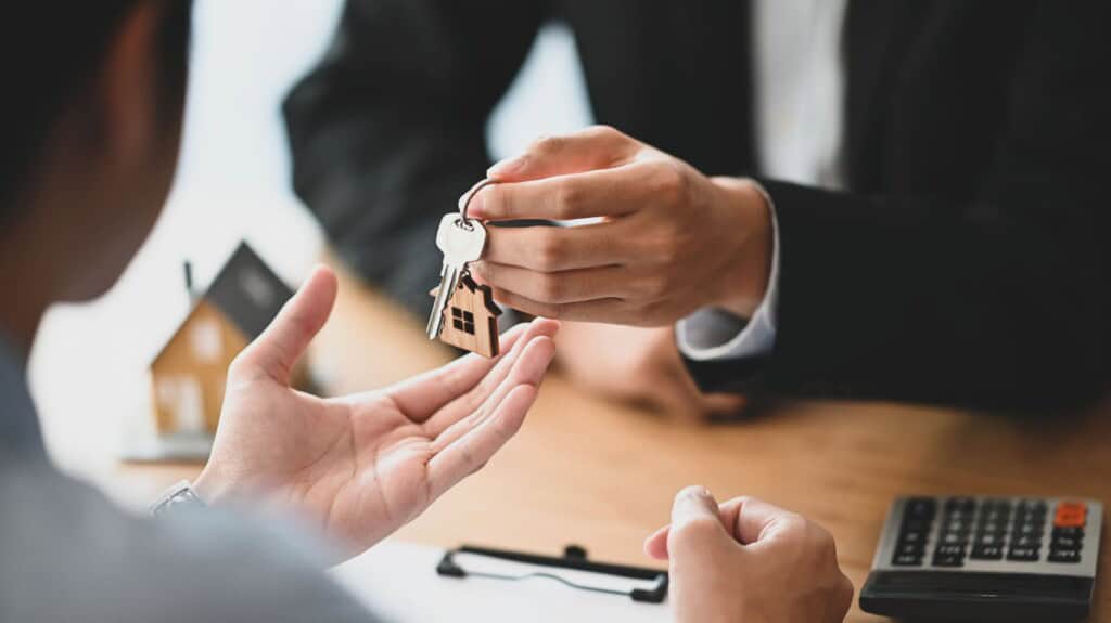 broker helps with bridging loans