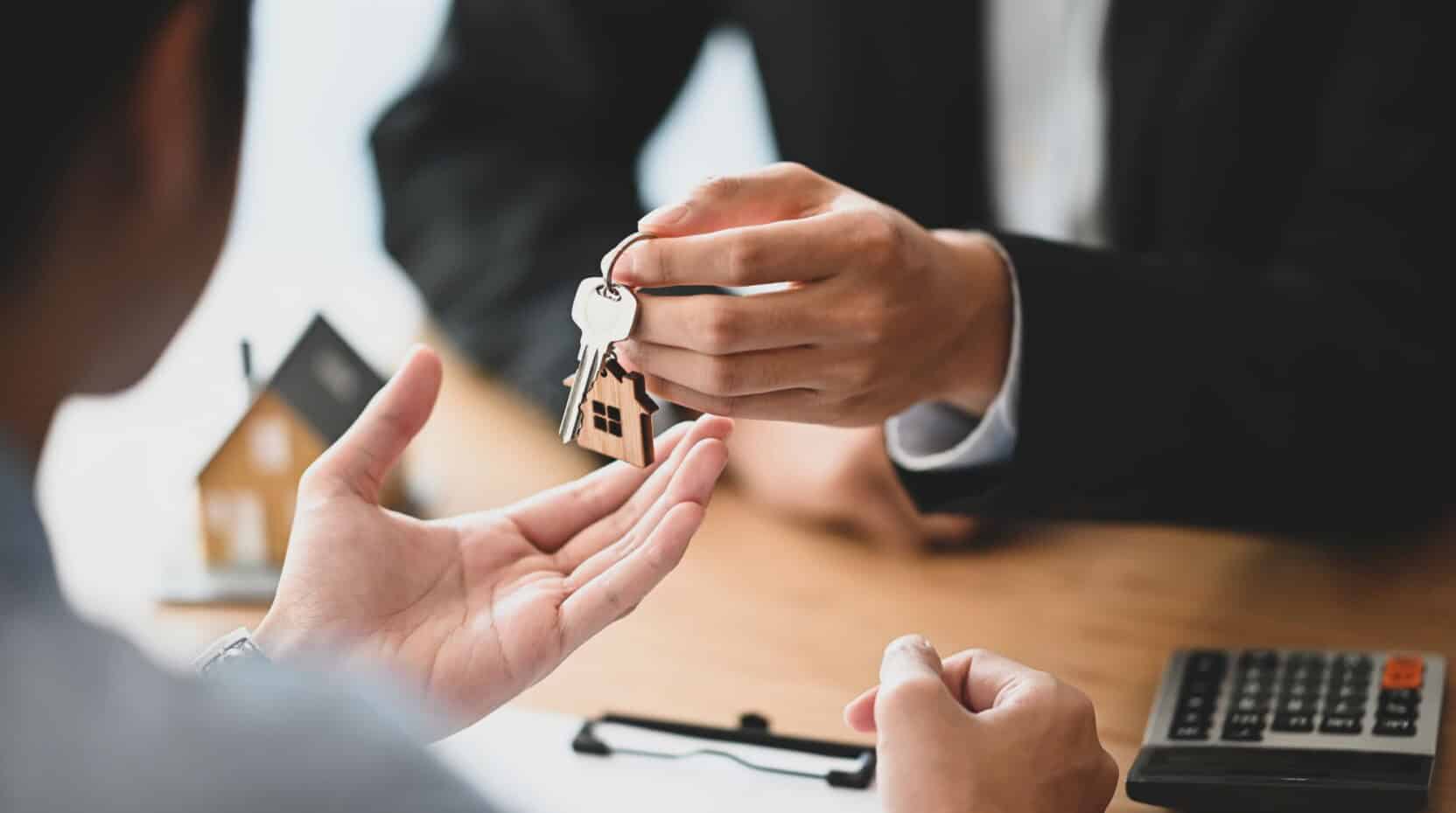 broker helps with bridging loans